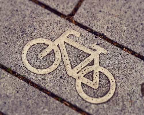 Urban pedestrian pathway designed with smooth ramps for comfortable movement